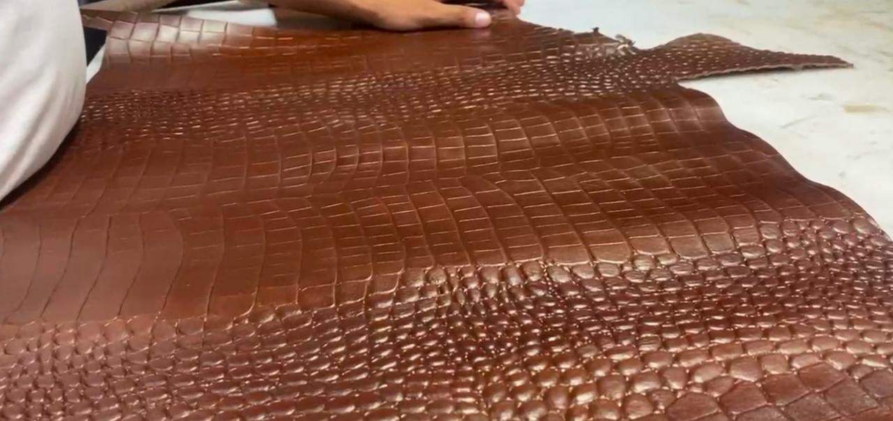 Embossed crocodile-pattern leather hide